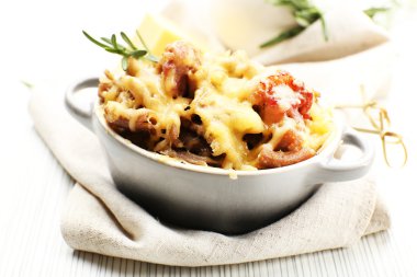 Sebze ve seramik tencerede peynir pişmiş makarna