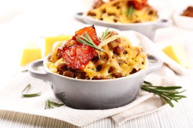 Sebze ve seramik tencerede peynir pişmiş makarna