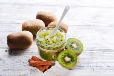 Tablo yakın çekim üzerinde lezzetli kivi reçeli