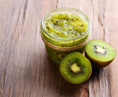 Tablo yakın çekim üzerinde lezzetli kivi reçeli