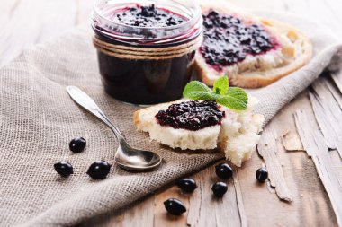 Lezzetli Siyah frenk üzümü jam tablo yakın çekim