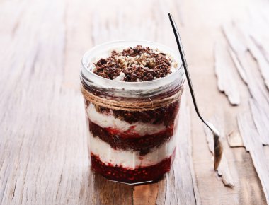 Tablo yakın çekim üzerinde kavanoza lezzetli tatlı