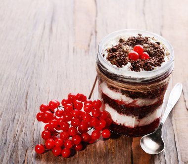 Tablo yakın çekim üzerinde kavanoza lezzetli tatlı