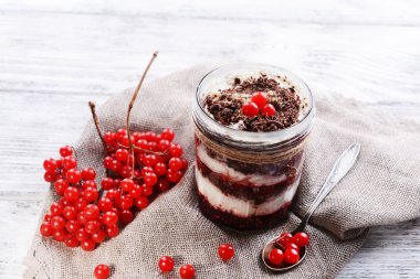 Tablo yakın çekim üzerinde kavanoza lezzetli tatlı