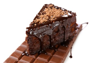 Beyaz izole lezzetli çikolatalı kek