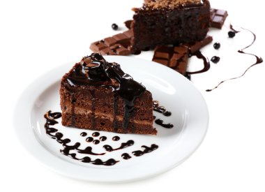 Beyaz izole lezzetli çikolatalı kek