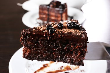 Nefis çikolatalı pasta servis masada, yakın çekim