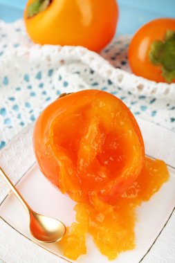 Ahşap arka plan üzerinde plaka üzerinde olgun hurma