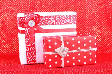 Güzel parlak hediyeler ve kırmızı bir arka plan üzerinde Noel dekorasyon