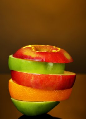 Koyu renkli arka plan üzerinde taze dilimlenmiş meyve