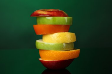 Koyu renkli arka plan üzerinde taze dilimlenmiş meyve