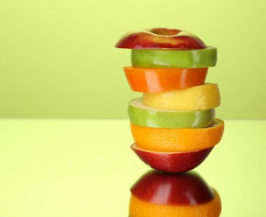 Renkli arka plan üzerinde taze dilimlenmiş meyve