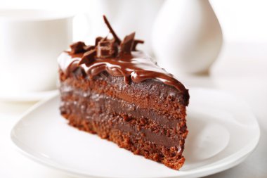 Nefis çikolatalı kek tabakta, açık arkaplanda.