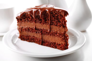 Nefis çikolatalı kek tabakta, açık arkaplanda.