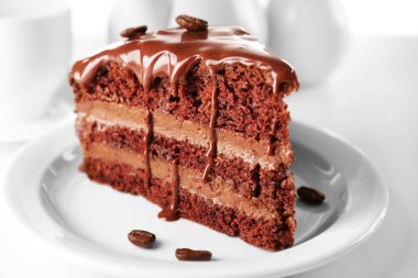 Nefis çikolatalı kek tabakta, açık arkaplanda.