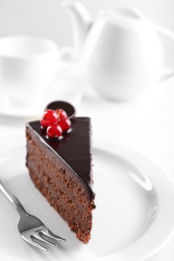 Nefis çikolatalı kek tabakta, açık arkaplanda.