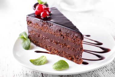 Nefis çikolatalı kek tabakta, açık arkaplanda.