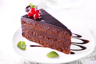 Nefis çikolatalı kek tabakta, açık arkaplanda.