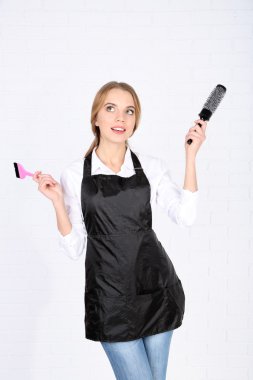 Güzel kız kuaförü ışık arka plan üzerinde