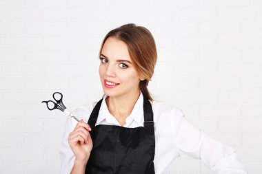 Güzel kız kuaförü ışık arka plan üzerinde