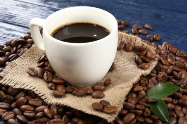 Masada bir fincan kahve.