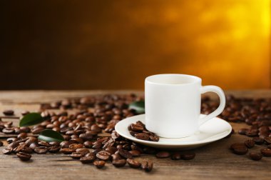 Tahta masada bir fincan kahve.