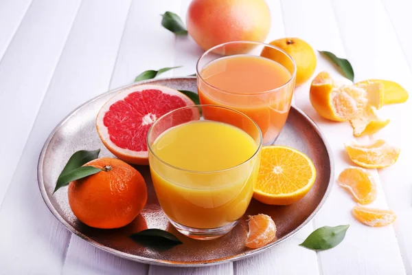 Grapefruit and tangerine juices on wooden table — Stock Photo, Image