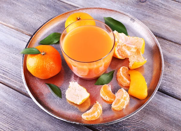 杯果汁和成熟甜橘木制的桌子上 — 图库照片