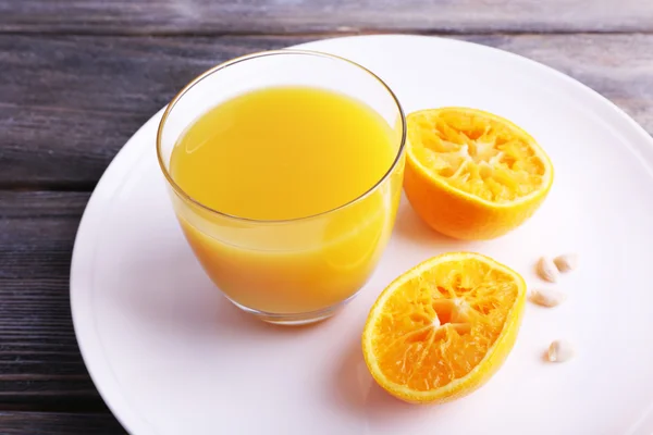 Copo de suco e tangerina — Fotografia de Stock