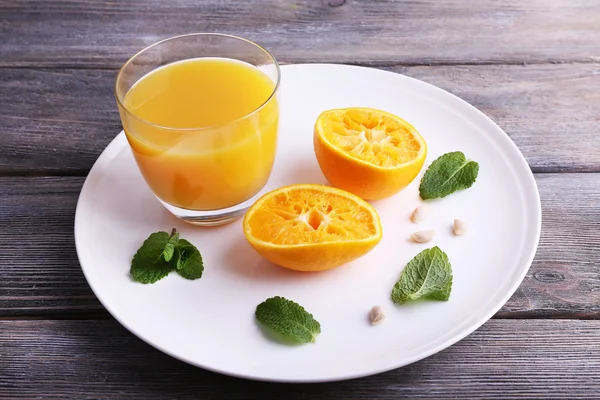 Glass of juice and tangerine — Stock Photo, Image
