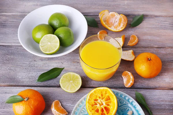 果汁和柑橘在桌子上 — 图库照片