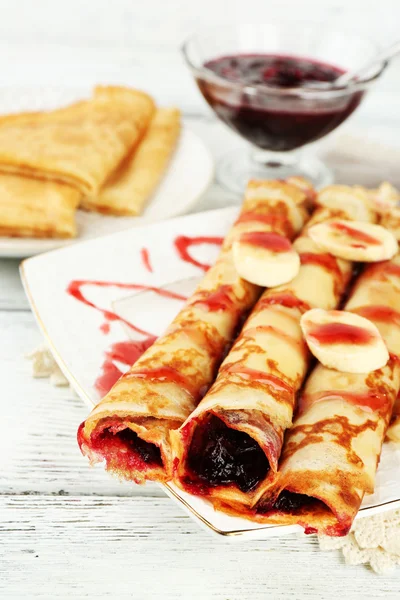 Berry ile lezzetli gözleme plaka reçel ahşap arka plan üzerinde