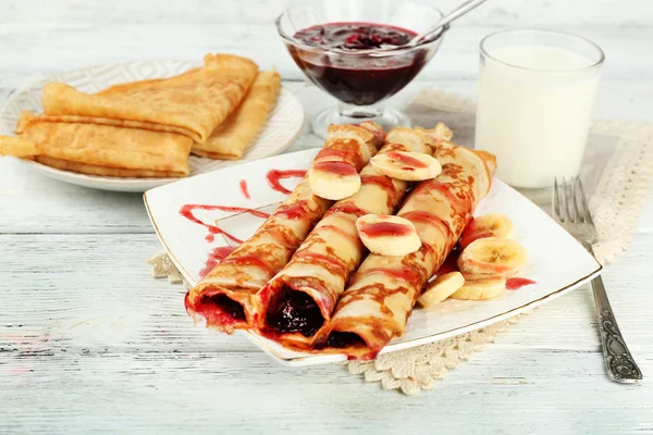 Plate of delicious pancakes with berry jam on wooden background — Stock Photo, Image