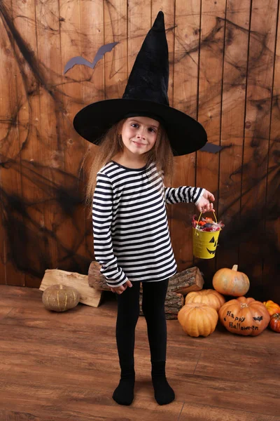 Şapkalı küçük kız cadı — Stok fotoğraf