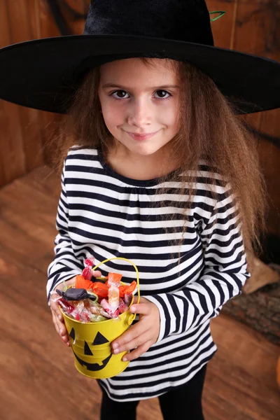 Mała dziewczynka czarownica w kapeluszu — Zdjęcie stockowe