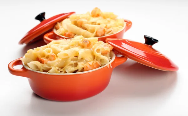 意大利面焗虾和奶酪陶瓷煲上白色孤立 — 图库照片