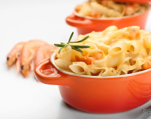 意大利面焗虾和奶酪陶瓷煲 — 图库照片