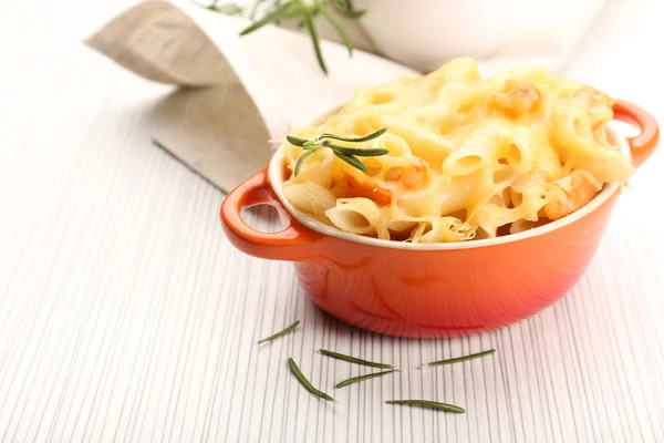 Pastas al horno con gambas y queso en maceta de cerámica — Foto de Stock