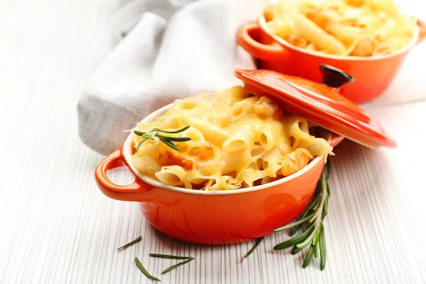 Pasta baked with shrimps and cheese in ceramic pot — Stock Photo, Image