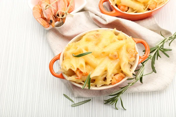 Gebakken Pasta met garnalen en kaas in keramische pot — Stockfoto