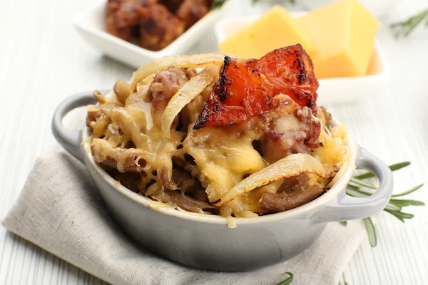 Pasta baked with vegetables and cheese in ceramic pot — Stock Photo, Image