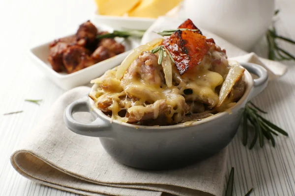 Pasta bakat med grönsaker och ost i keramik kruka — Stockfoto