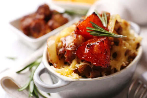 Pasta baked with vegetables and cheese in ceramic pot — Stock Photo, Image