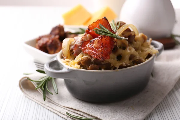 Pasta horneada con verduras y queso en maceta de cerámica — Foto de Stock