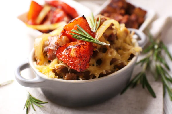 Pasta baked with vegetables and cheese in ceramic pot — Stock Photo, Image