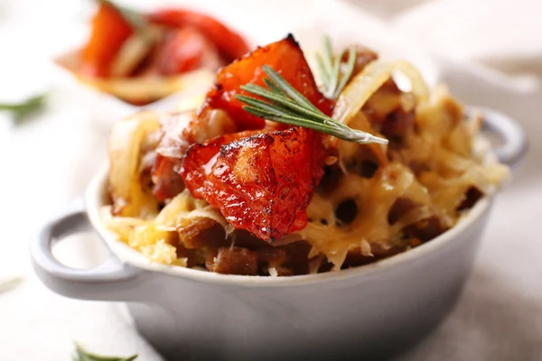 Pasta baked with vegetables and cheese in ceramic pot — Stock Photo, Image