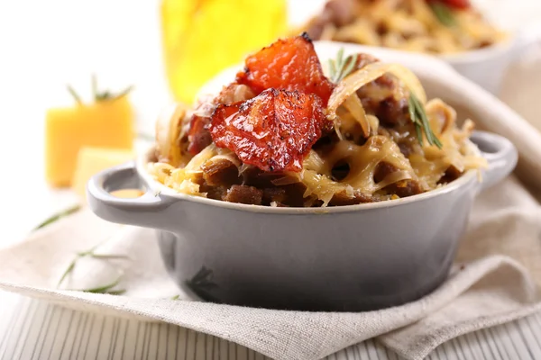 Pasta baked with vegetables and cheese in ceramic pot — Stock Photo, Image