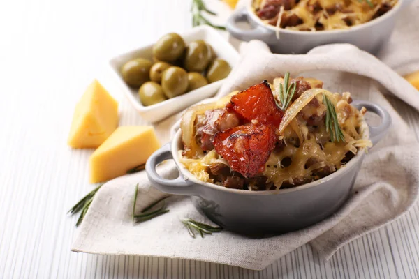 Sebze ve seramik tencerede peynir pişmiş makarna — Stok fotoğraf