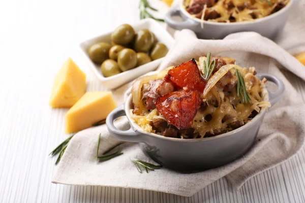 Massa assada com legumes e queijo em panela de cerâmica — Fotografia de Stock