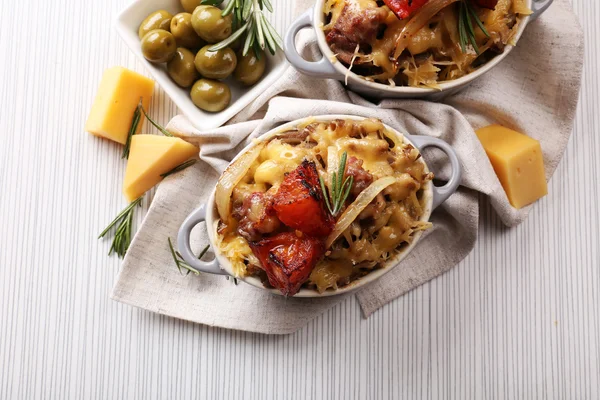 Pasta baked with vegetables and cheese in ceramic pot — Stock Photo, Image